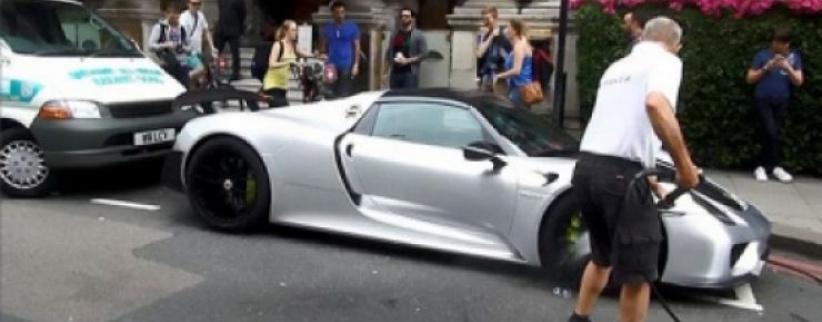 فيديو وصور: ثري سعودي يعطّل المرور في لندن لتنظيف سيارته البورش