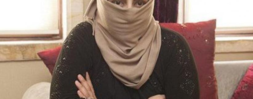 بالفيديو والصور.. زعيم تنظيم داعش يقطع رأس امرأة ويقدمها هدية لـ عروس