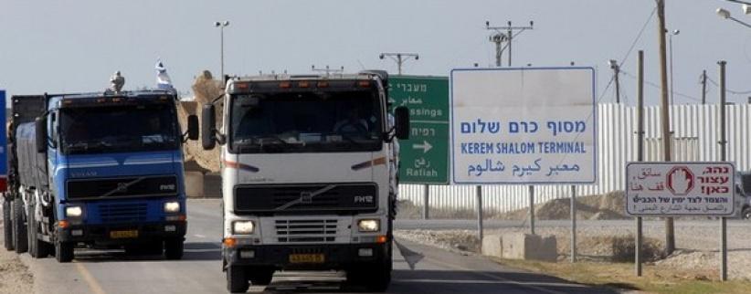 300 شاحنة لغزة عبر معبر كرم ابو سالم