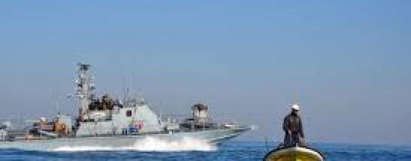 بحرية الاحتلال تستهدف الصيادين قبالة شاطئ غزة