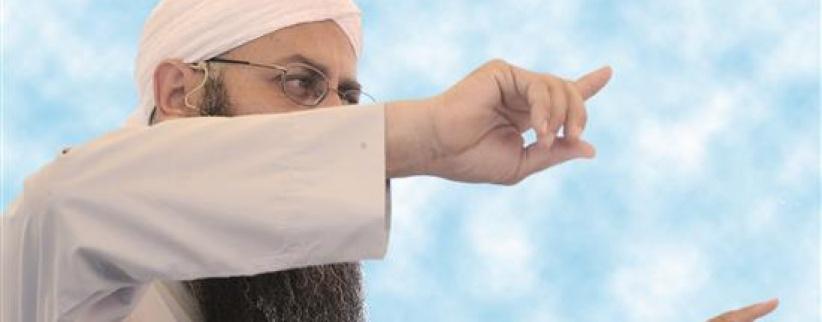 الشيخ أحمد الأسير يسرح ويمرح في صيدا.. حليق الذقن وطويل الشعر