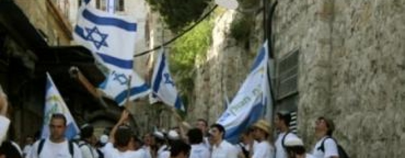 مستوطنون يتظاهرون ضد الفلسطينيين بالخليل