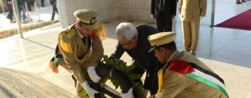 الرئيس يضع إكليلاً من الزهور على ضريح الشهيد ياسر عرفات