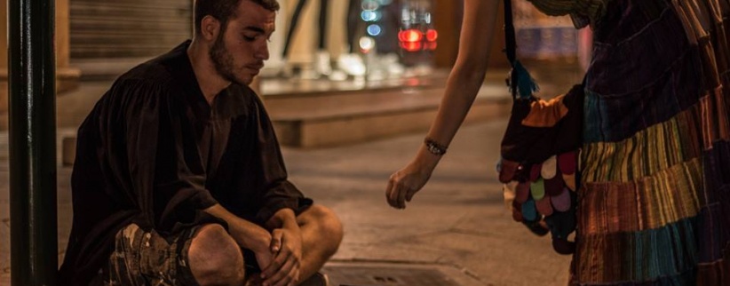 شابٌ لبناني يتسوّل على الطرقات بثوب التخرّج