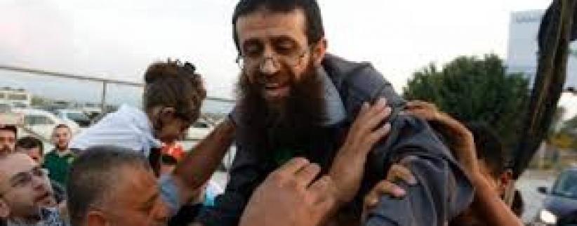 نقل المحرر خضر عدنان للمستشفى بعد تدهور صحته