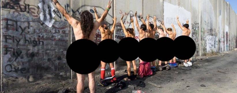 بالصور : نشطاء اجانب يقومون بالتعري امام جدار الفصل العنصري تضامنا مع الشعب الفلسطيني !
