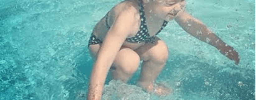 السر خلف صورة لطفلة حيرة أكثر من ” 2.4 ” مليون شخص في العالم