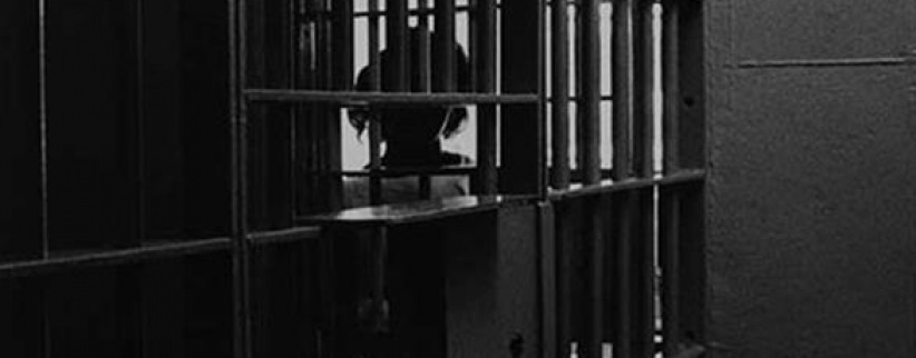 أب يحبس زوجته وابنه في زنزانة لـ 6 سنوات