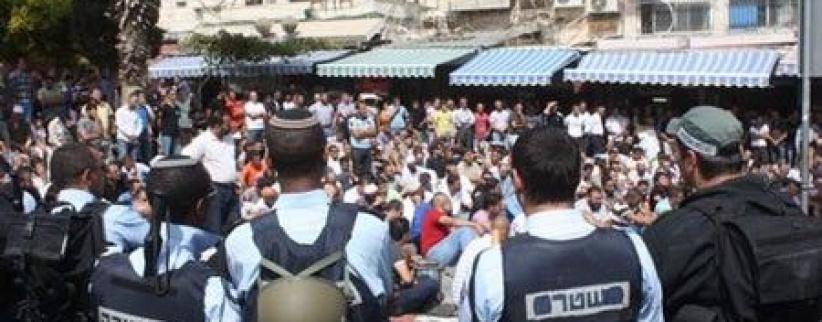 المواطنون يتحدّون إجراءات الاحتلال ويعتصمون في أقرب نقطة للأقصى