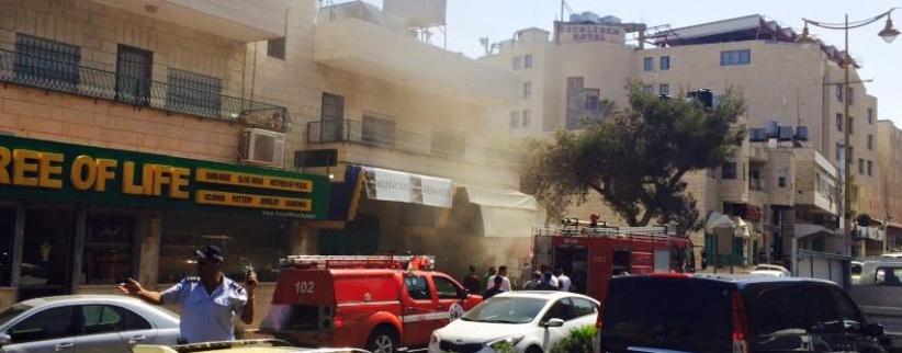 بالصور اخماد حريق في سوبر ماركت في بيت لحم