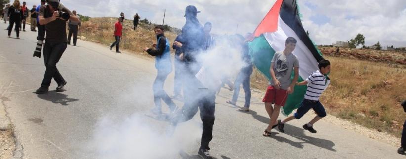 الاحتلال يعتدي على المشاركين في مسيرة كفر قدوم