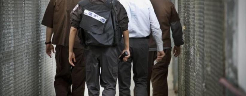 الاحتلال ينقل 120 أسيراً من سجن نفحة إلى 