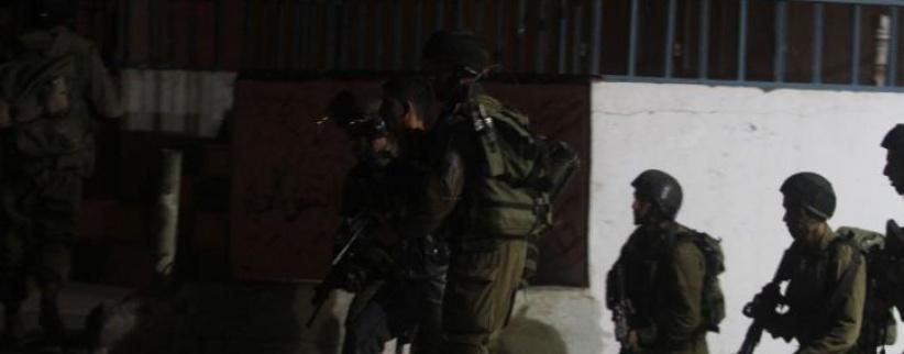 الاحتلال يعتقل مواطناً ويفتش منازل ويستولي على مبلغ مالي في الخليل