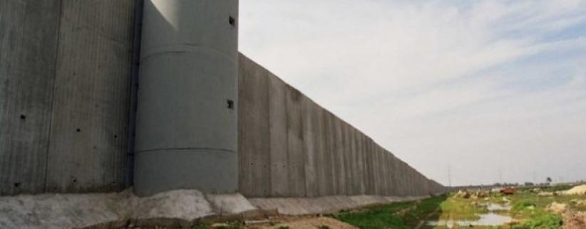 الاحتلال يحتجز عشرات المزارعين خلف الجدار بسلفيت