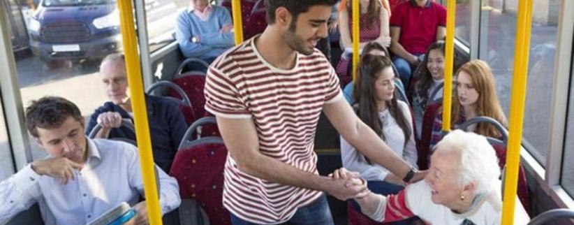 لهذا السبب لا تترك مقعدك لكبار السن في الحافلة