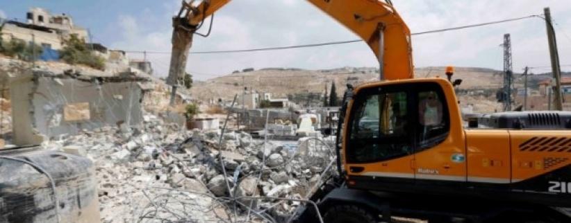 جرافات الإحتلال تهدم منزلا في اللد وتشرد قاطنيه