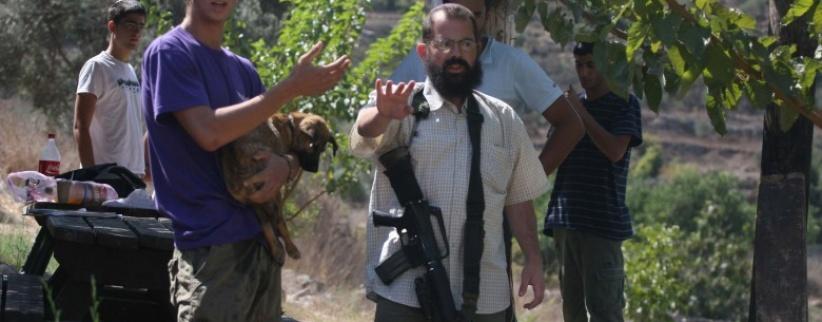 مستوطنون يهاجمون قاطفي الزيتون في دير الحطب شرق نابلس