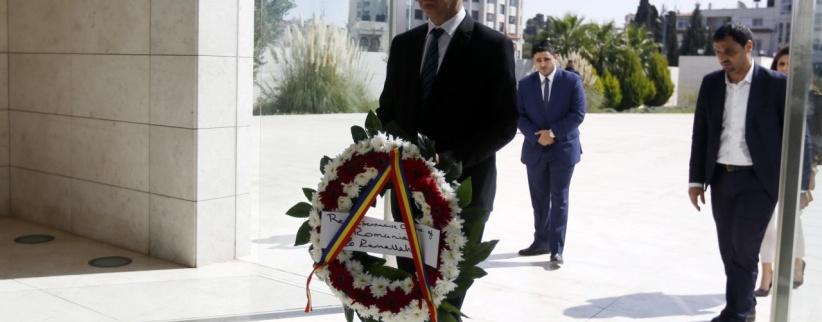 السفير الروماني الجديد يضع اكليلا من الزهور على ضريح القائد الرمز ياسر عرفات.