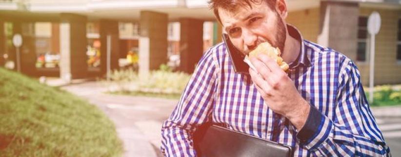 احذر من تناولك للطعام وأنت تمشي