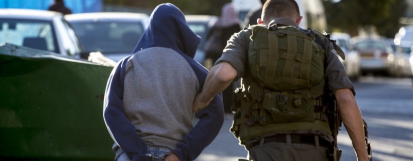 الخليل: الاحتلال يعتقل شابًا بزعم حيازته سكين