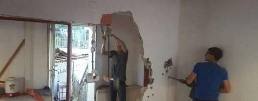 مواطن يهدم منزله بنفسه في القدس بضغط من بلدية الاحتلال