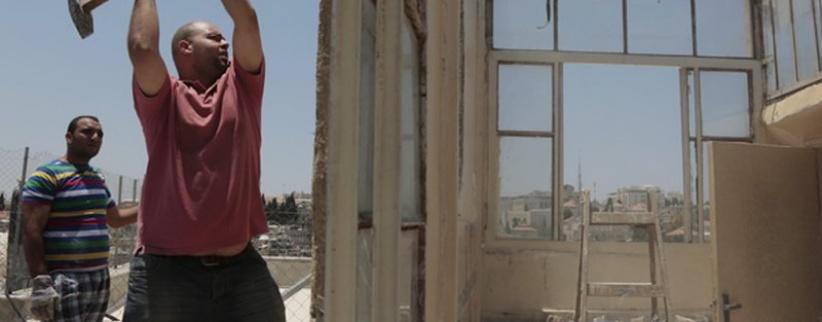 عائلة مقدسية تهدم متجرا لها جنوب الأقصى بضغط من الاحتلال