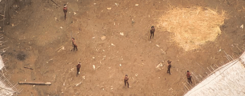 بالصور.. لقطات لا تصدق لقبيلة بدائية تعيش في مجاهل الأمازون