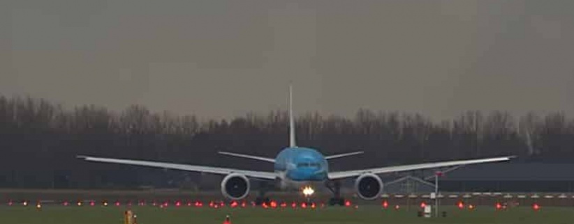 فيديو| البرق يصعق طائرة ركاب خلال إقلاعها