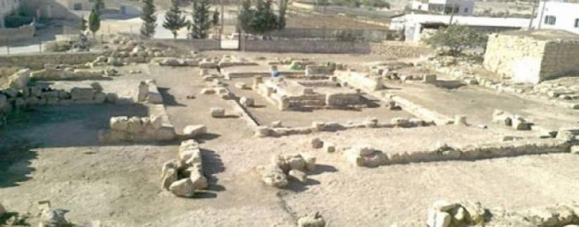 الاحتلال يصادر أحجارًا أثرية من قصر 