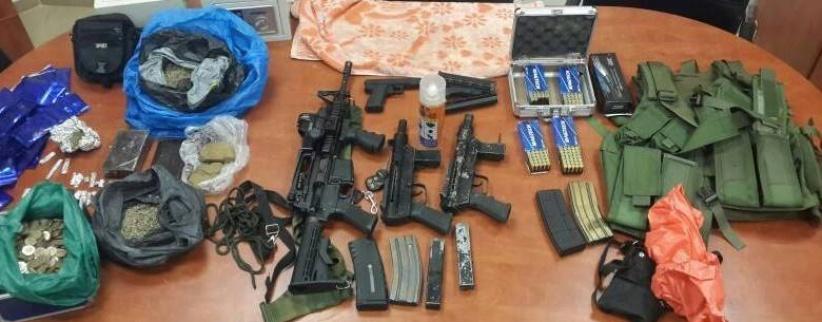 الاحتلال يدعي ضبط قطع سلاح داخل طرود بريدية متجهة لغزة