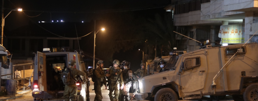 إصابة عدد من المواطنين واعتقال فتاة خلال اقتحام الاحتلال عدة مناطق في الخليل