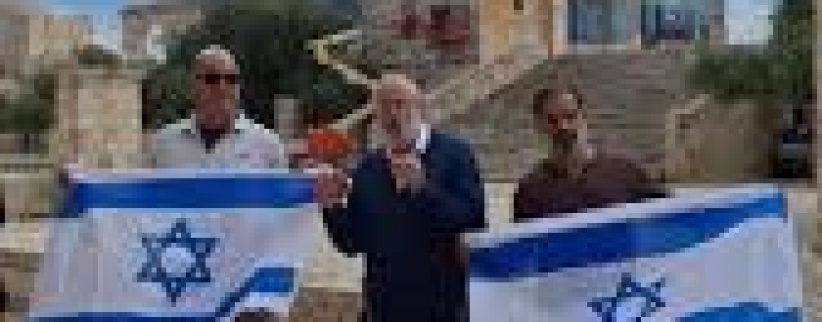 مستوطنون يقتحمون الأقصى ويرفعون علم الاحتلال في باحاته