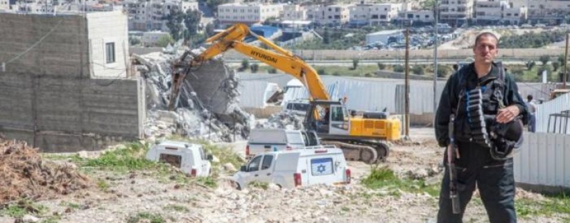الاحتلال يهدم إسطبلًا في بلدة الرام شمال القدس
