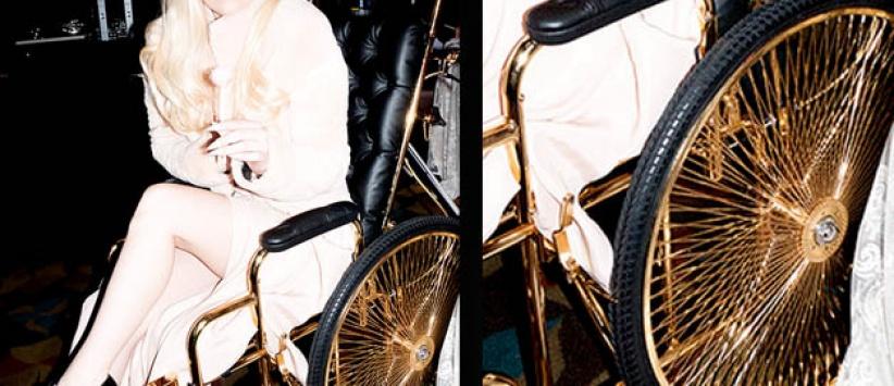 ليدي غاغا على كرسي متحرك مصنوع من الذهب