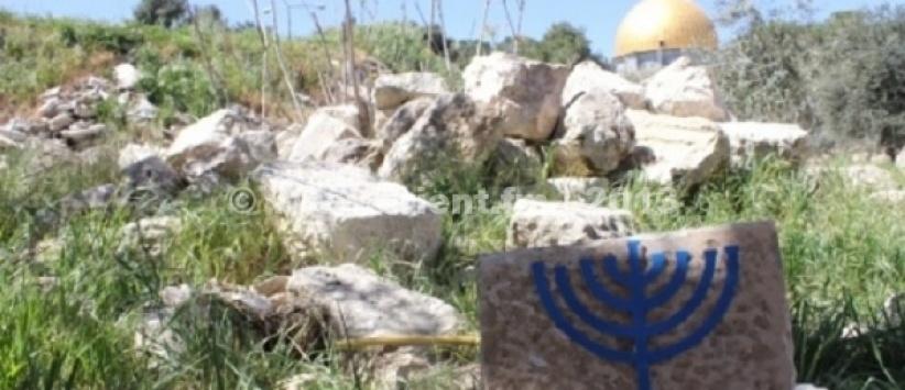 متطرفون يضعون شمعداناً إسرائيلياً على حجارة 