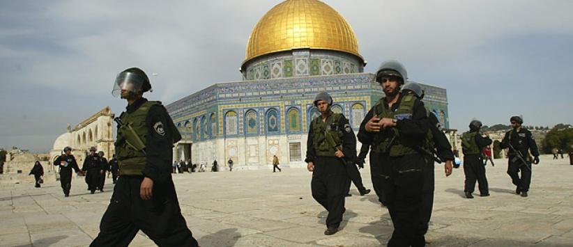 عشرات المستوطنين يقتحمون ساحات الاقصى