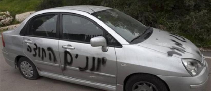 بيت جالا : مستوطنون يثقبون اطارات 5 سيارات و يرسمون شعارات مسيئة