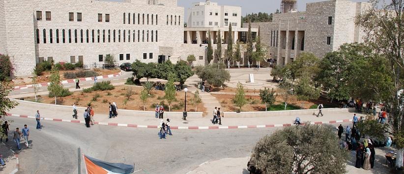 طلبة بيرزيت يطالبون ادارة الجامعة بالعدول عن قرار رفع الأقساط