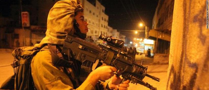 حملة اعتقالات في الضفة وضبط سلاح صيد بالخليل على إثر مقتل جندي