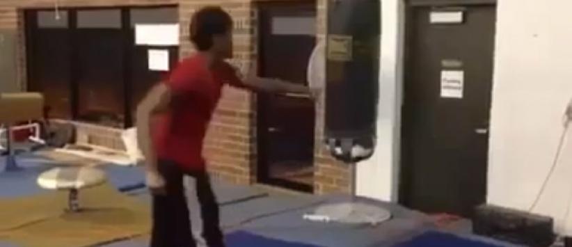 طنط عم يدرب على ضرب البوكس