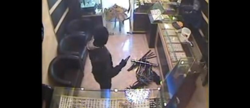 بالفيديو: عملية السطو المسلح على محل لبيع المجوهرات في بلدة عناتا