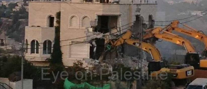 بالصور : جرافات الاحتلال تهدم منزلا في بيت حنينا شمال القدس