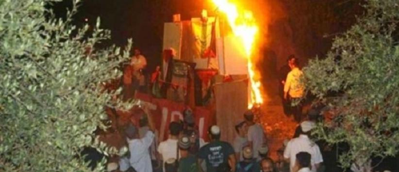 إسرائيليون يحرقون كوفيات فلسطينية أمام 