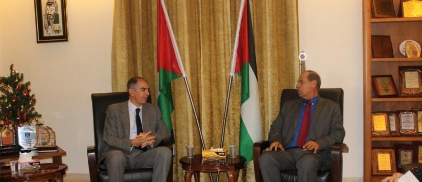 محافظ بيت لحم يستقبل القنصل الفرنسي لبحث الاستعدادات للاعياد المجيدة