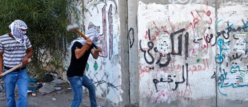 نشطاء يهدمون جزءا من الجدار في ساعات الليل بالقرب من بير نبالا
