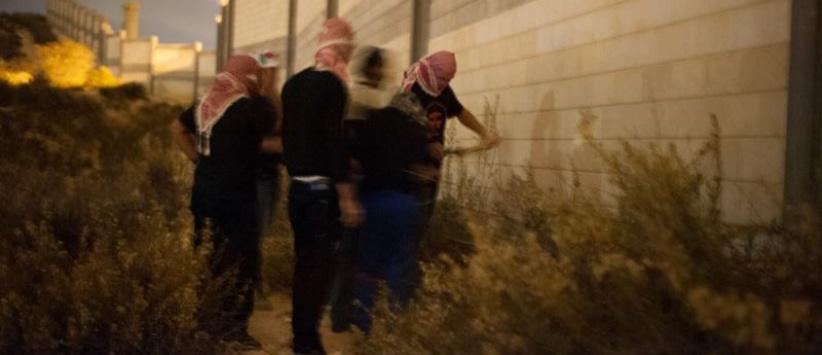 نشطاء يحدثون ثغرة في جدار الفصل العنصري بالخضر