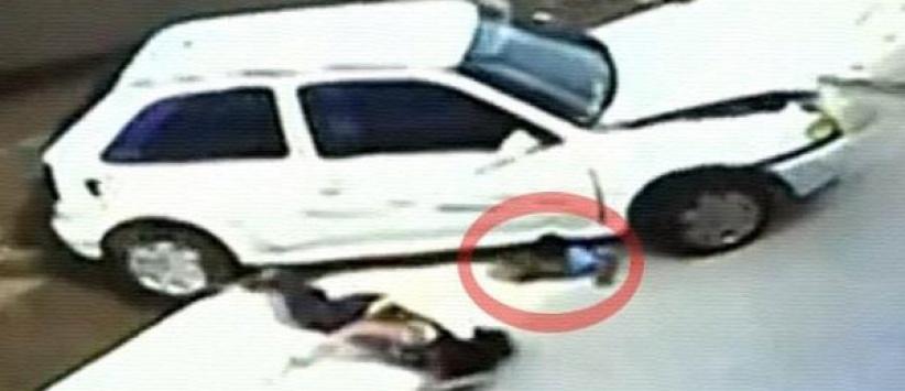 بالفيديو : الموت نفسه قد يستغرب نجاة هذا الطفل من أغرب حادث