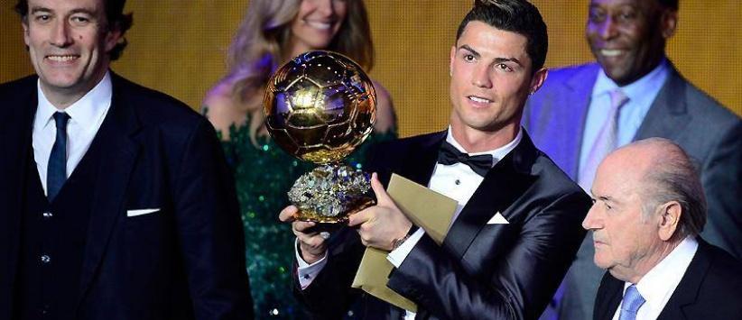 بالصور : كرستيانو رونالدو يفوز بالكرة الذهبية كأفضل ﻻعب للعام 2013