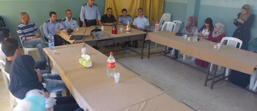 الشرطة تفتتح دورة اعداد مرشدين في مجال التوعية والارشاد في مخيم الدهيشة ببيت لحم