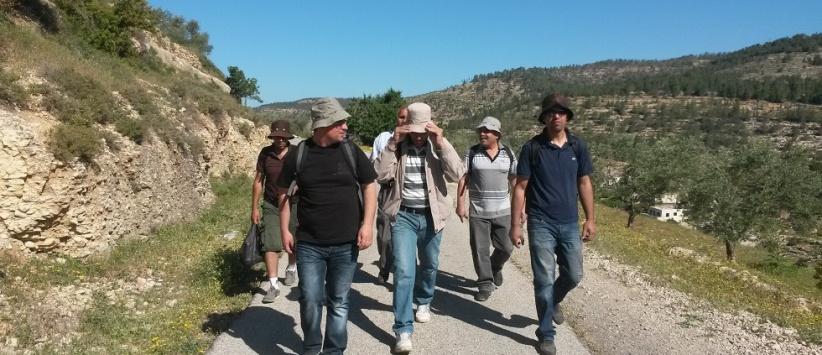 نشطاء:اسرائيل تخطط لاقامة جسر معلق في اراضي المخرور